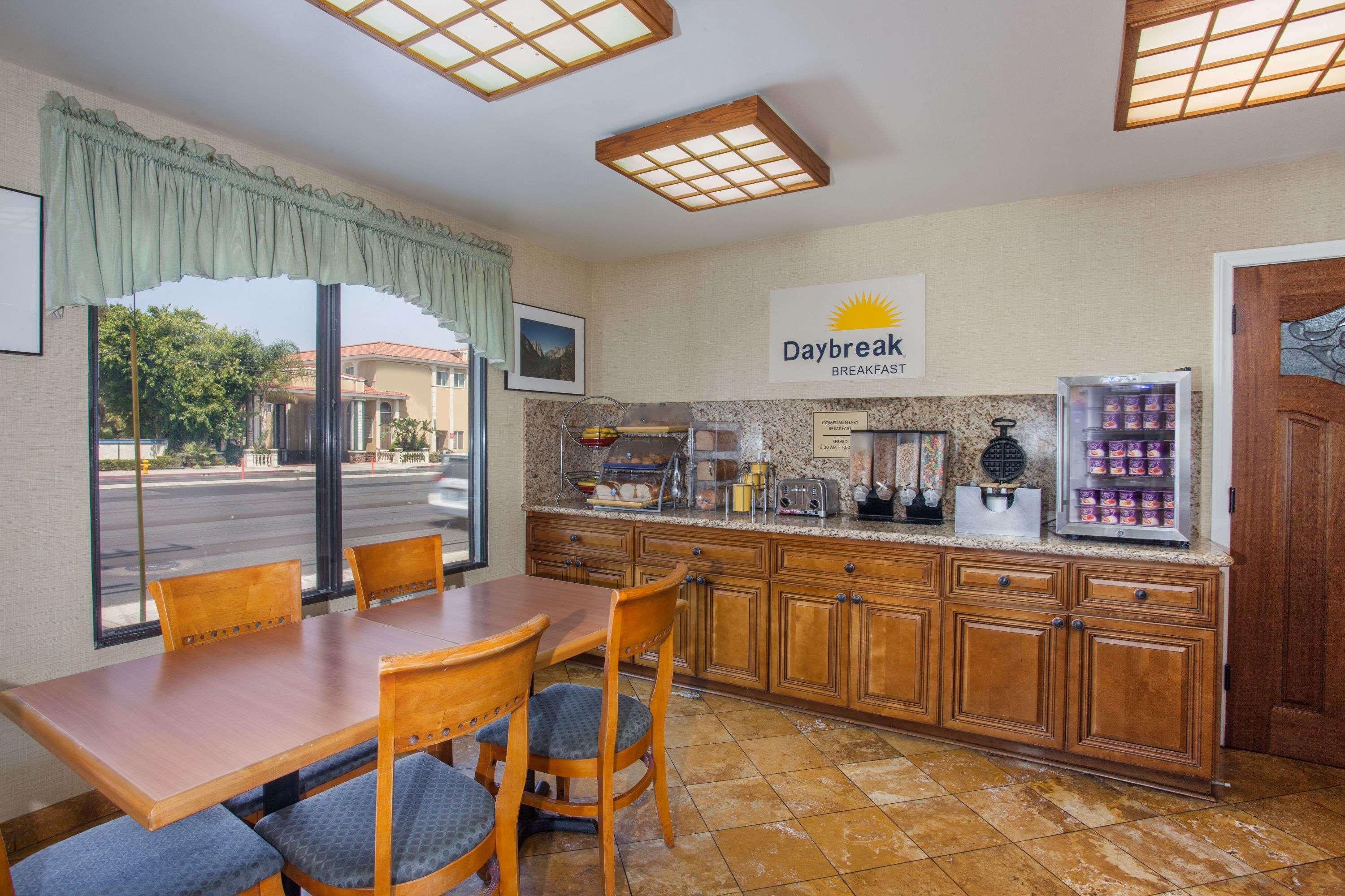Days Inn By Wyndham Anaheim Near The Park Bagian luar foto