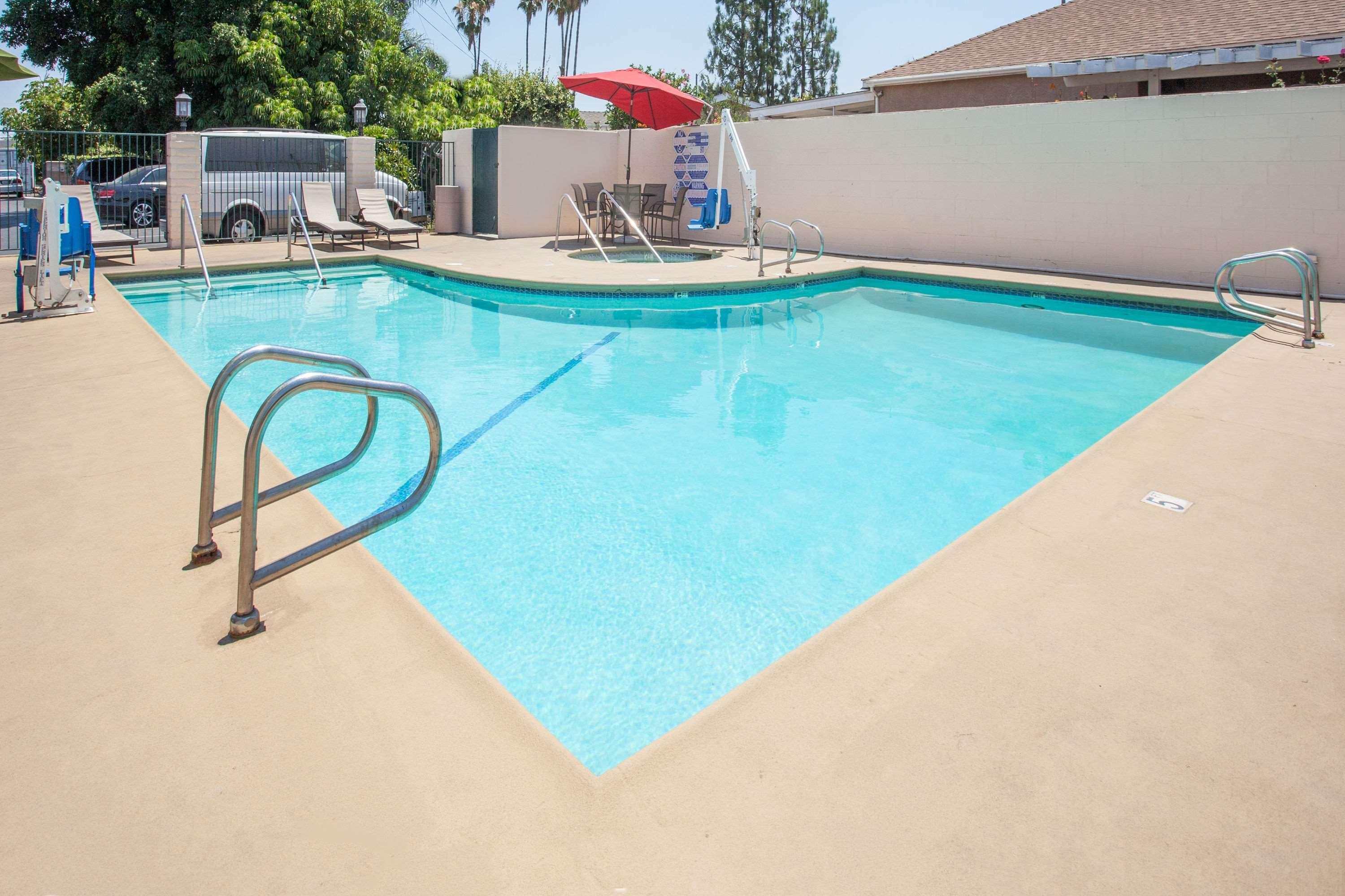 Days Inn By Wyndham Anaheim Near The Park Bagian luar foto