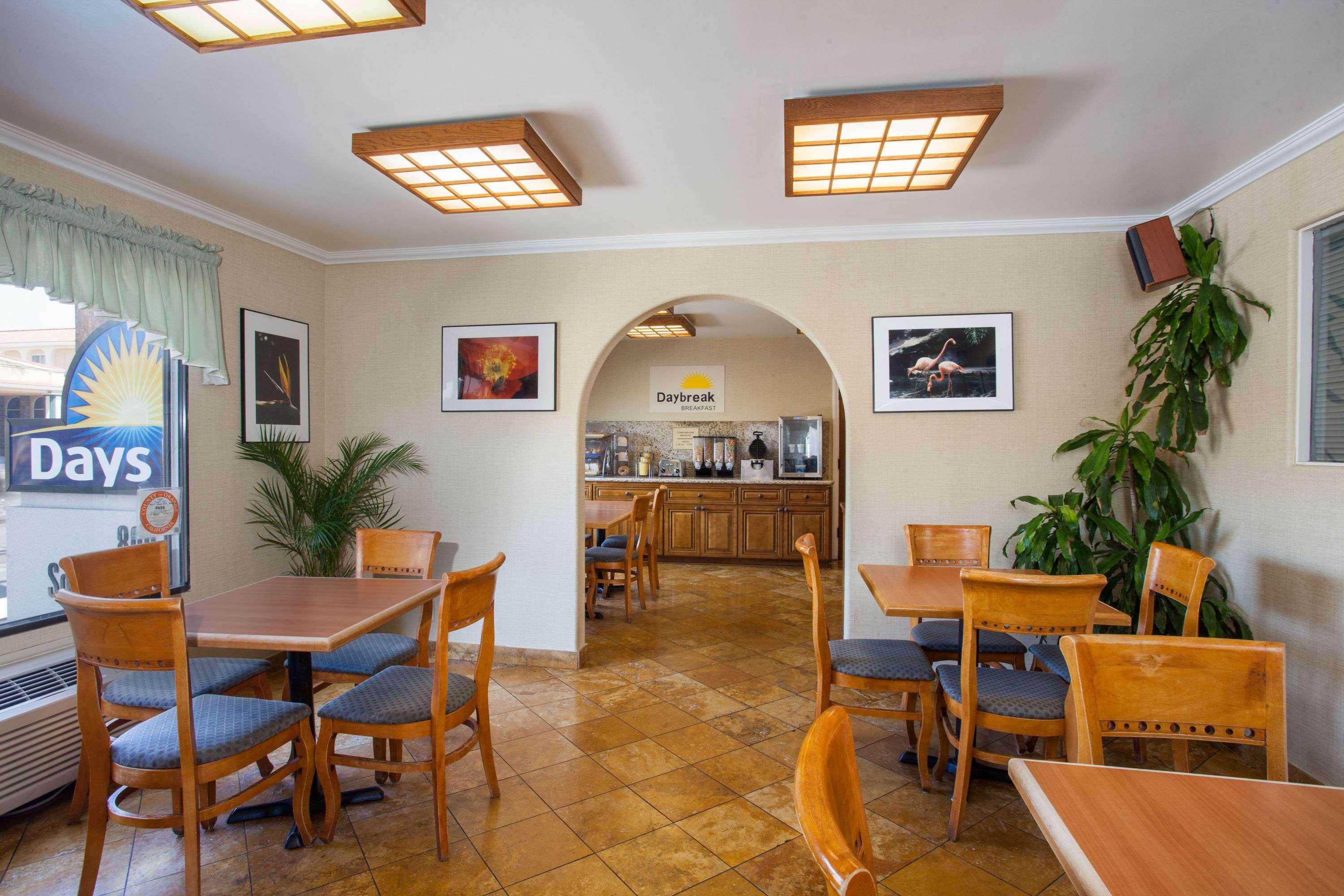 Days Inn By Wyndham Anaheim Near The Park Bagian luar foto