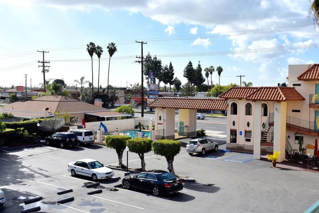 Days Inn By Wyndham Anaheim Near The Park Bagian luar foto