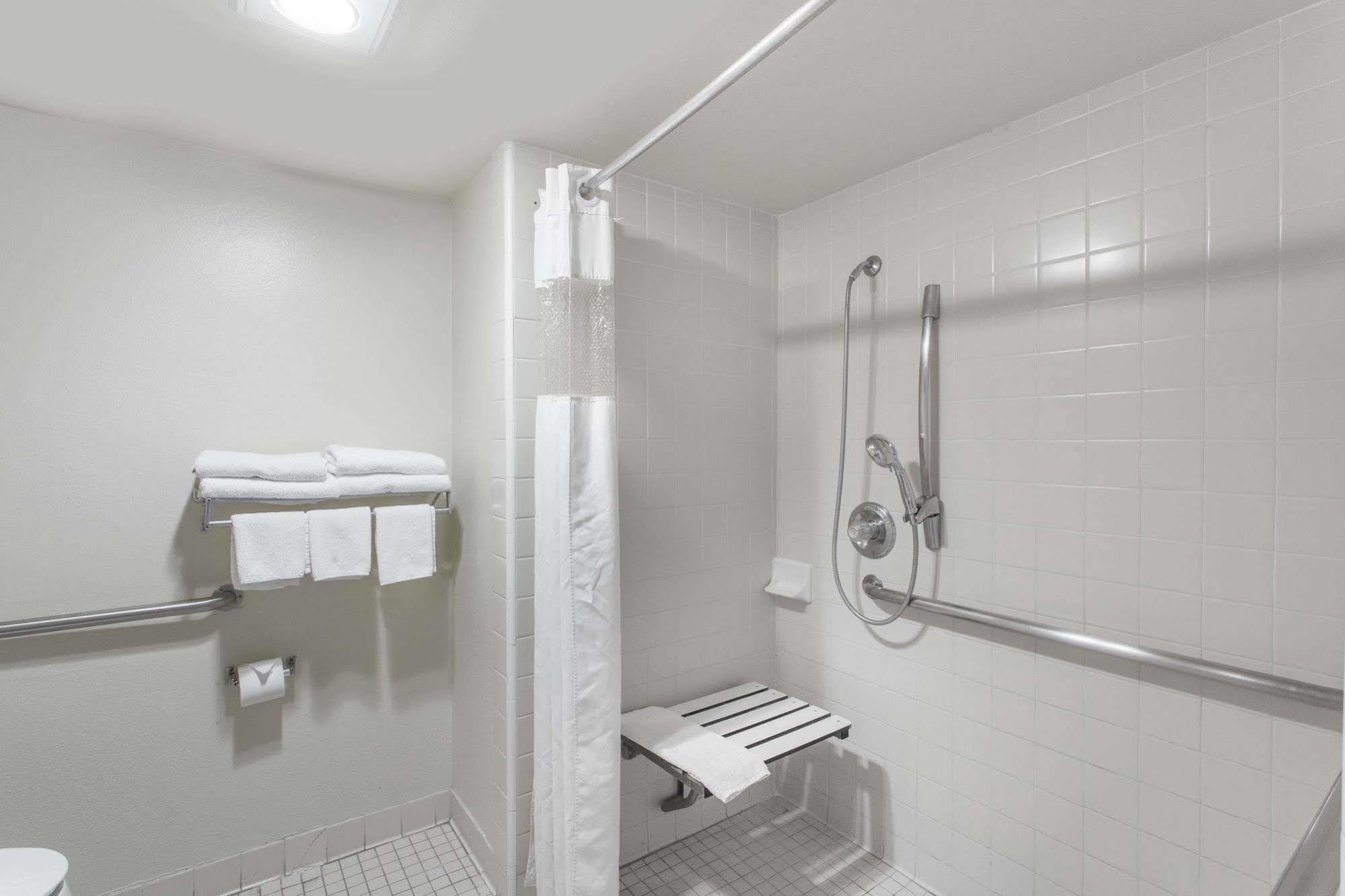 Days Inn By Wyndham Anaheim Near The Park Bagian luar foto