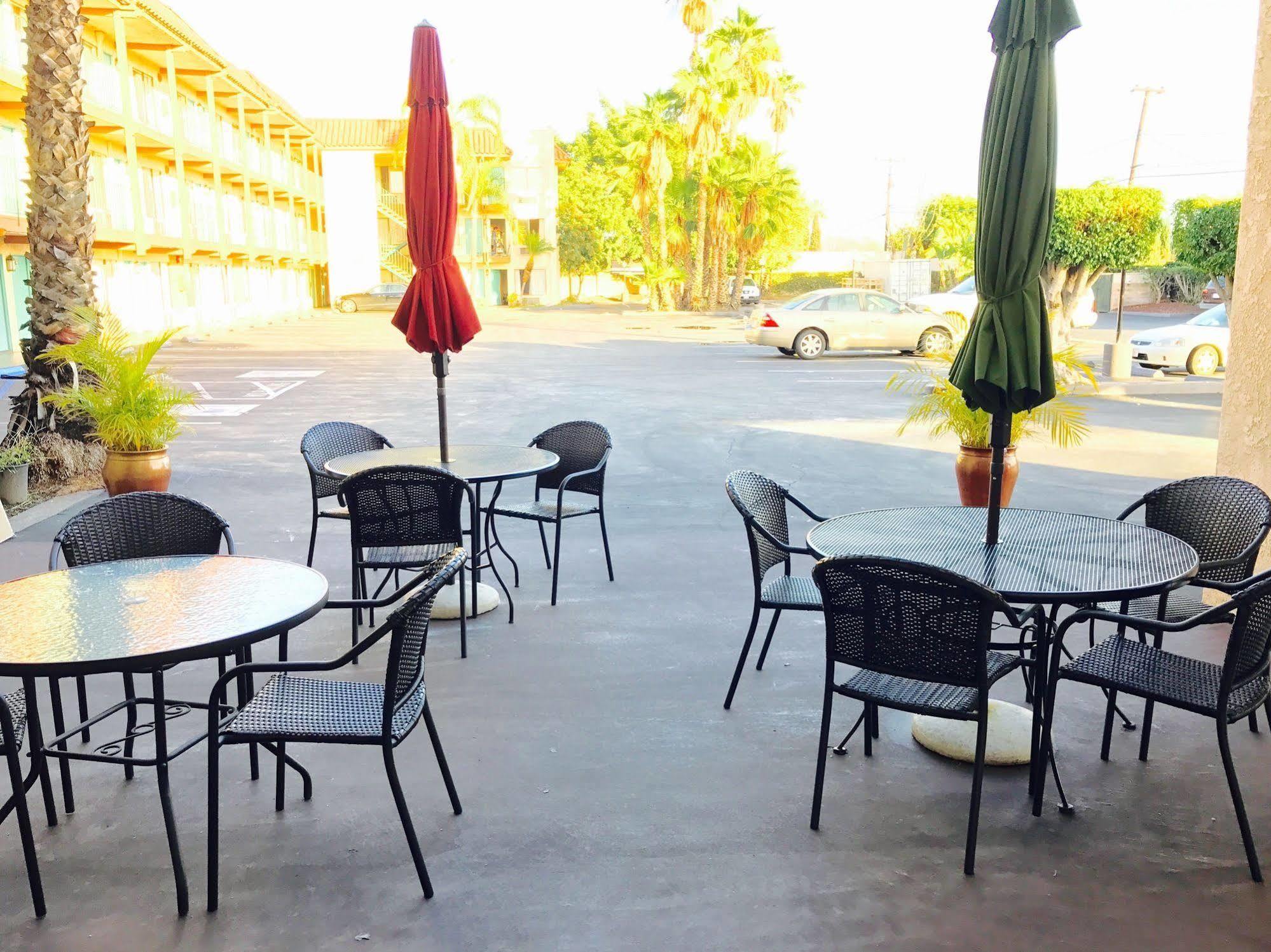 Days Inn By Wyndham Anaheim Near The Park Bagian luar foto
