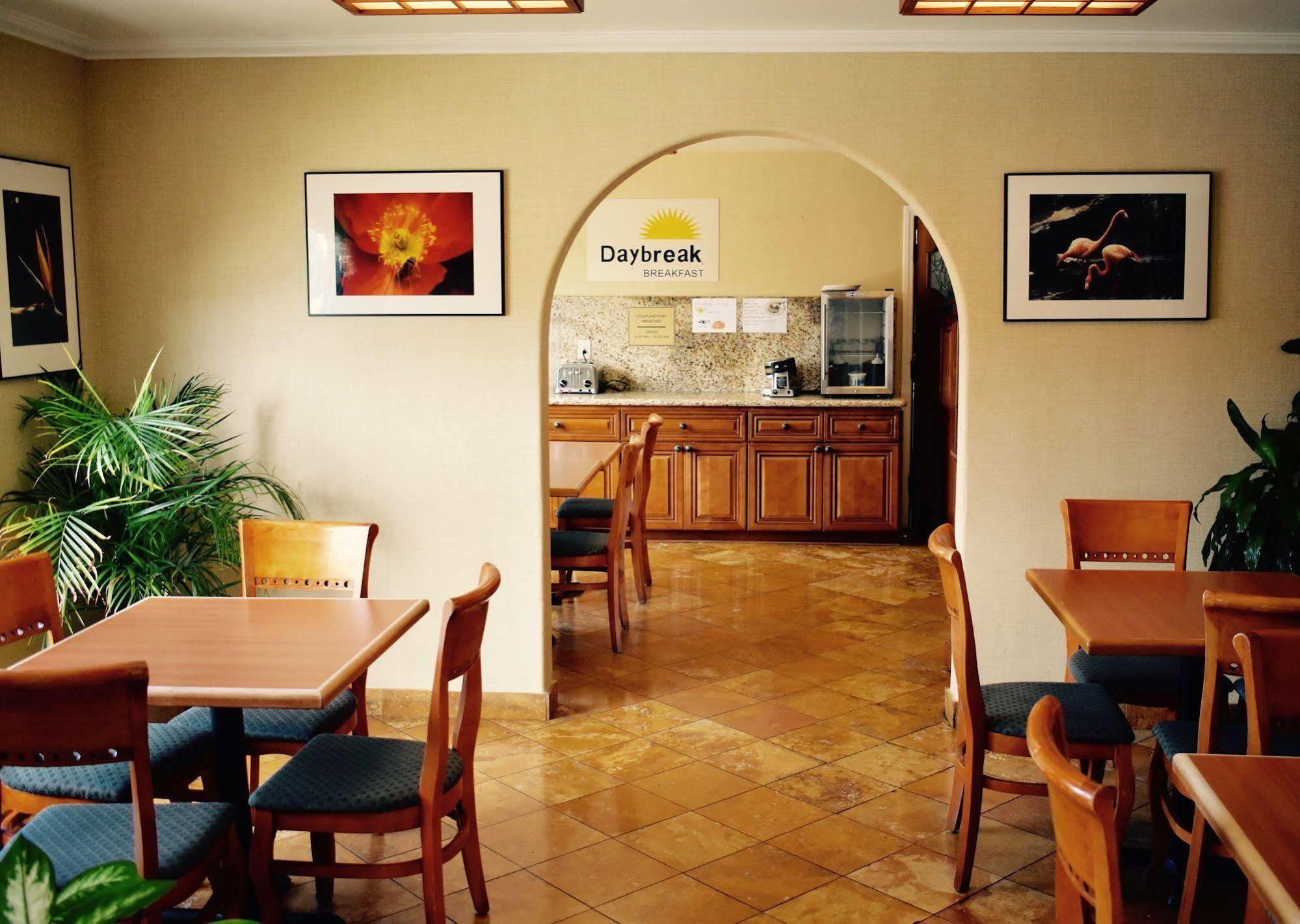 Days Inn By Wyndham Anaheim Near The Park Bagian luar foto
