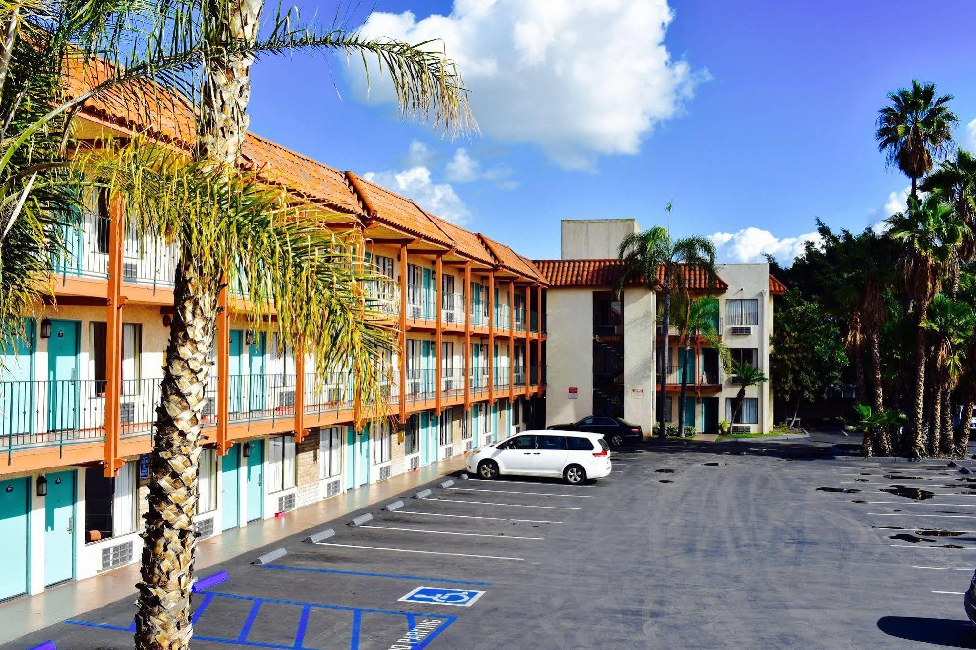 Days Inn By Wyndham Anaheim Near The Park Bagian luar foto